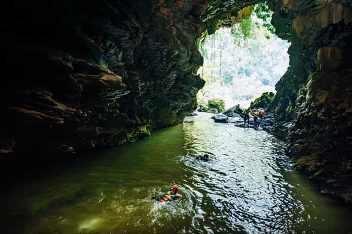 Swiming to Hang Ken's entrance