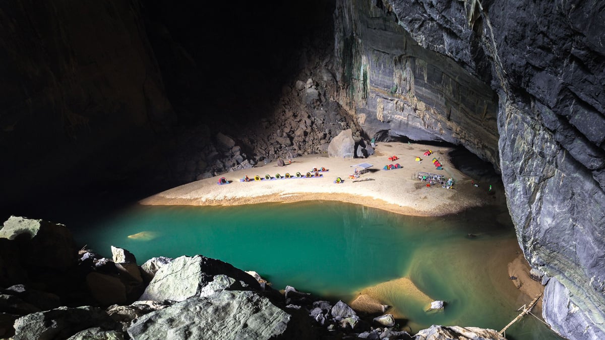 A natural jade lake next to the Hang En Cave campsite, where visitors can swim and relax.