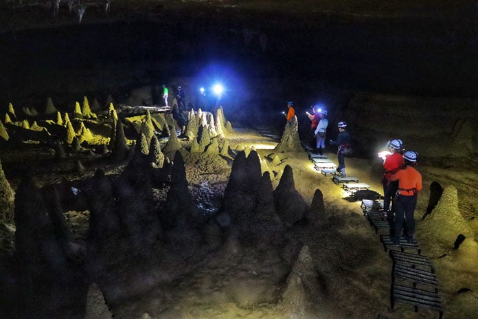 Lối đi duy nhất được thiết lập trong Hang Va nhằm tránh ảnh hưởng đến các kiến tạo thạch nhũ trong hang