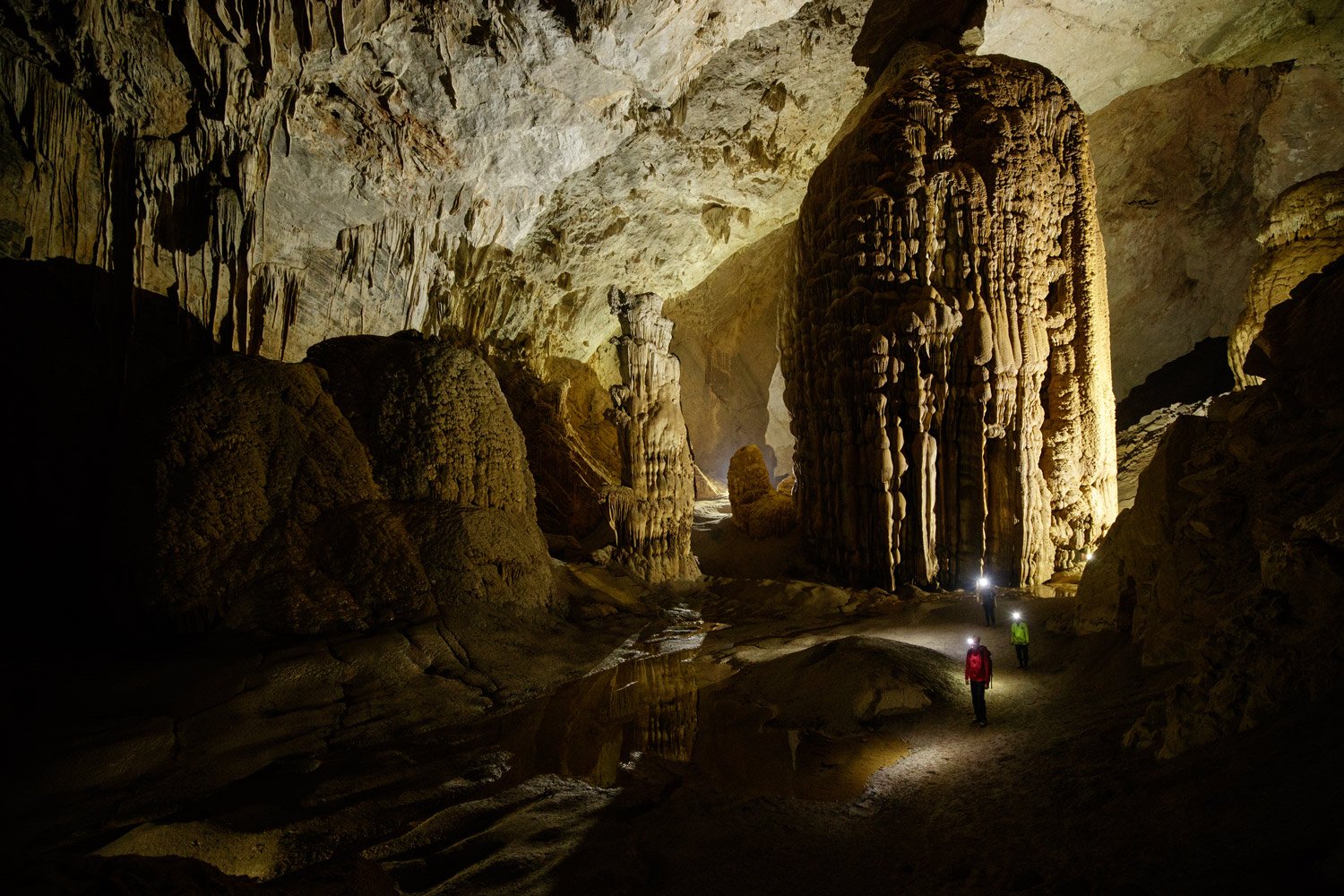 Hang Sơn Đòong là hang động lớn nhất thế giới nằm trong Vườn Quốc Gia Phong Nha Bàng