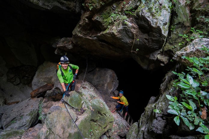 Tại cửa Hang Va - một trong những hang động đẹp nhất Vườn Quốc gia Phong Nha – Kẻ Bàng