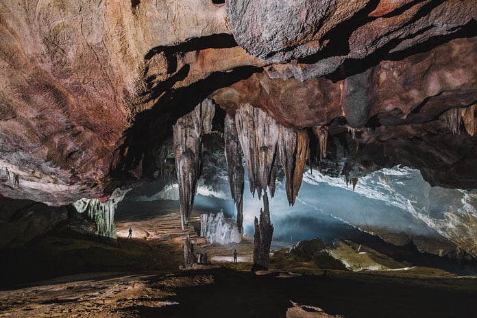 Spacious passage with impressive stalactites in the Hang Nuoc Nut Cave