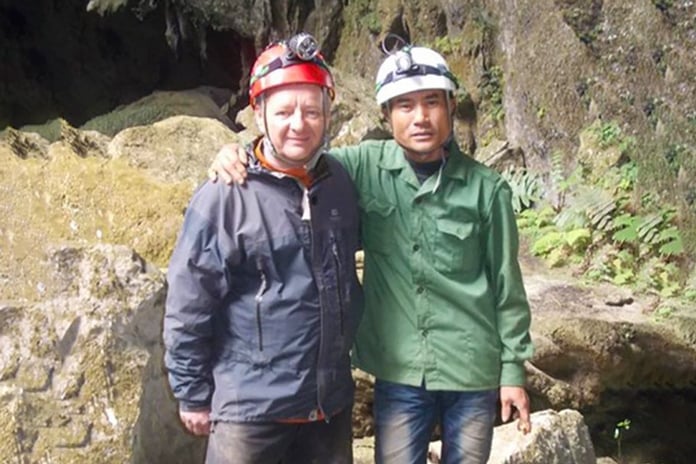 Hồ Khanh dẫn Howard Limbert trưởng đoàn Thám Hiểm hang động Anh - Việt khảo sát Hang Sơn Đòong