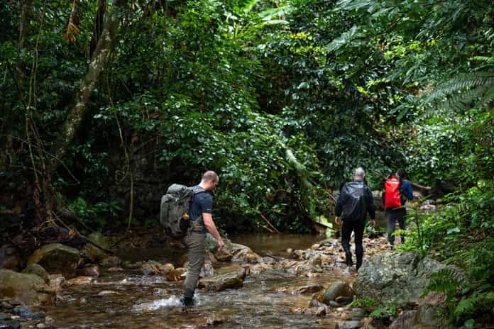 Cung đường trek băng qua nhiều sông suối