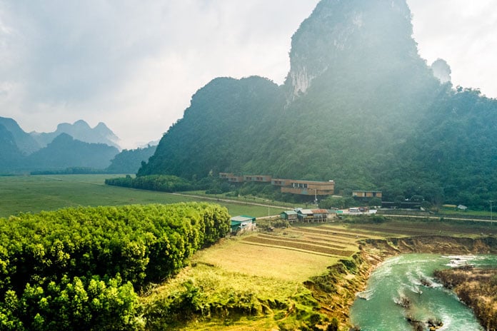Tú Làn Lodge nằm dọc triền núi thôn Yên Thọ thuộc xã Tân Hóa