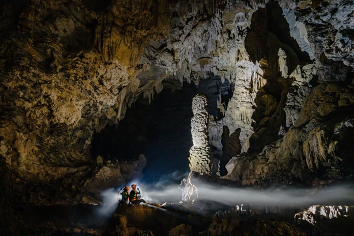 Lưu giữ những bức hình ấn tượng trong hang nhờ vào sự hỗ trợ của đèn pin chiếu sáng công suất lớn (43,000 lumen)