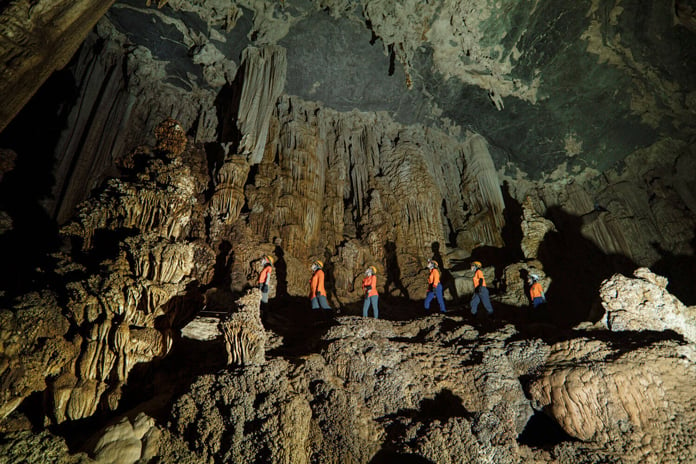 Những kiến tạo thạch nhũ tráng lệ bên trong hang Sơng Oxalis.