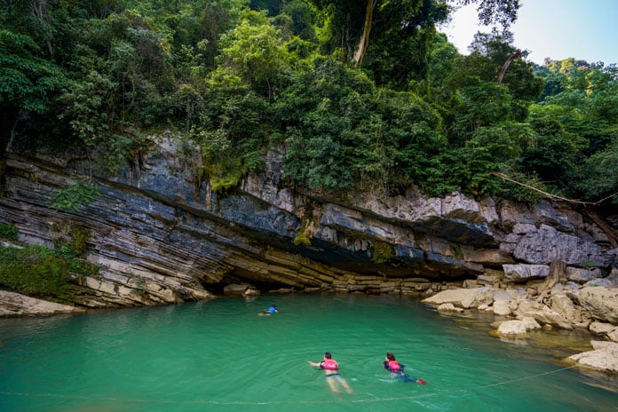 Bơi lội thoả thích tại hồ bơi tự nhiên xanh ngọc bích gần khu cắm trại Hang Tiên.