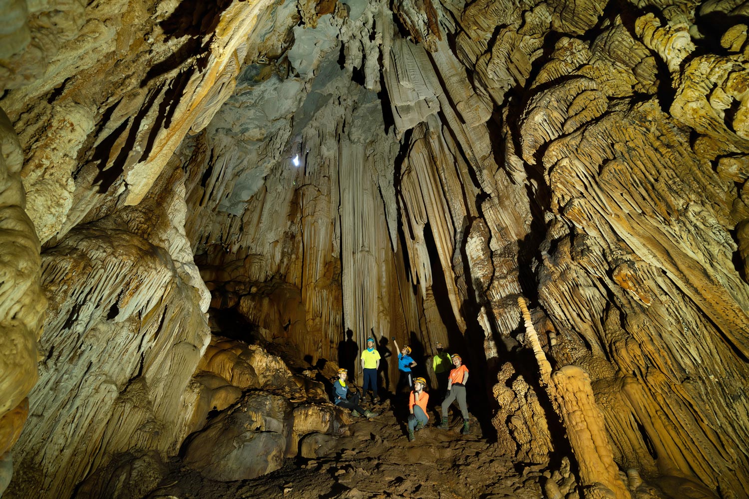 Hang Sơng đang được sự quan tâm chú ý rất lớn từ các chuyên gia hang động vì hệ thống thạch nhũ vô cùng độc đáo và sống động.