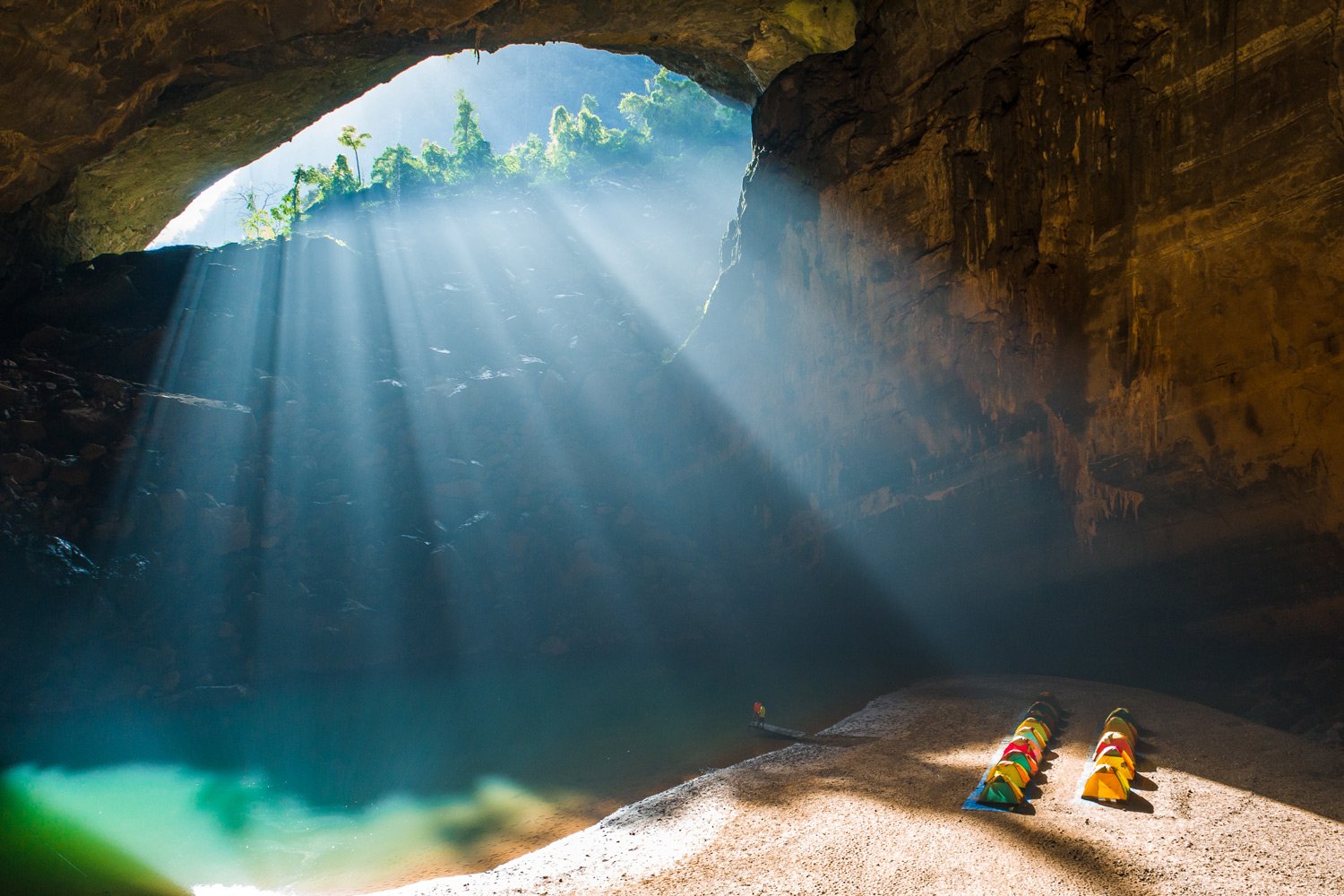 From December to March every year, Hang En welcomes huge rays of sunlight shining into the cave entrance, brightening and warming up the cave campsite.