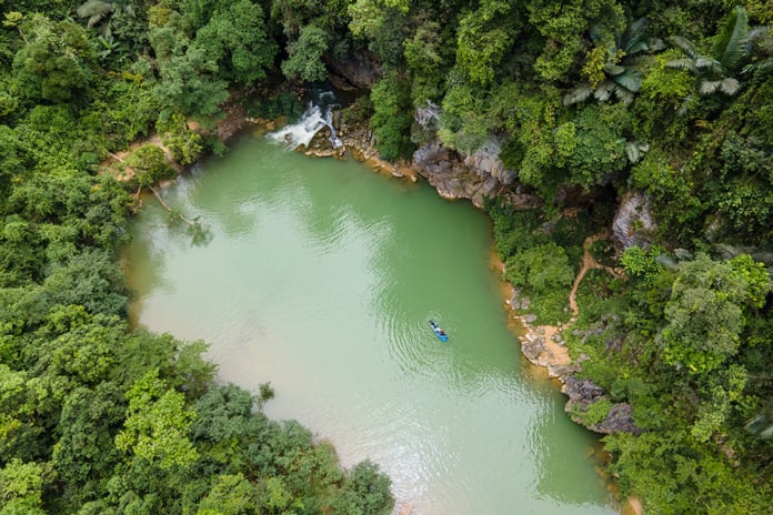 Khám phá hồ nước xanh ngọc tại thung lũng Tổ Mộ.