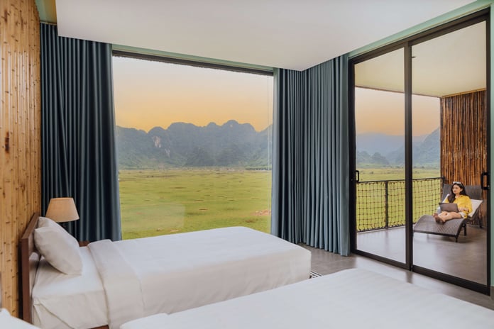 Mỗi căn phòng tại Tú Làn Lodge đều có view ôm trọn khung cảnh cánh đồng cỏ bao la cùng những dãy núi đá vôi hùng vĩ xa tít tận chân trời.