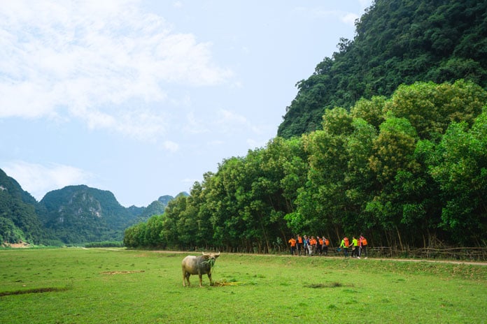 Bắt đầu chuyến đi với quãng đường trek bằng phẳng băng qua cánh đồng xanh rì của Tân Hoá.