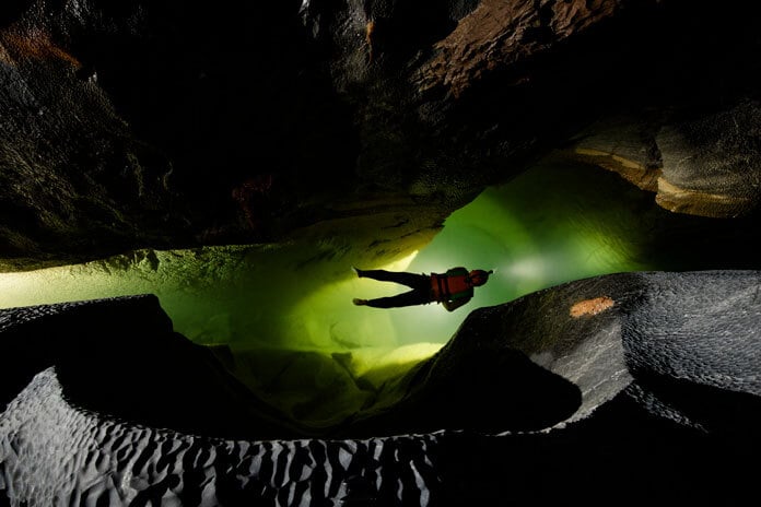Bơi giữa một nhánh sông ngầm tại hành lang hóa thạch bên trong Hang Sơn Đoòng.