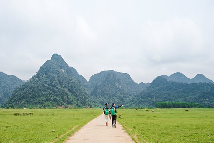 Trekking qua cánh đồng xanh thơ mộng của xã Tân Hóa.