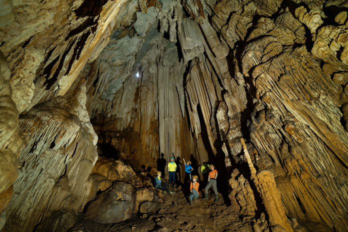 Hang Sơng Oxalis - Một hang động đặc biệt với những thạch nhũ đặc sắc nhất các hang động ở Tú Làn.