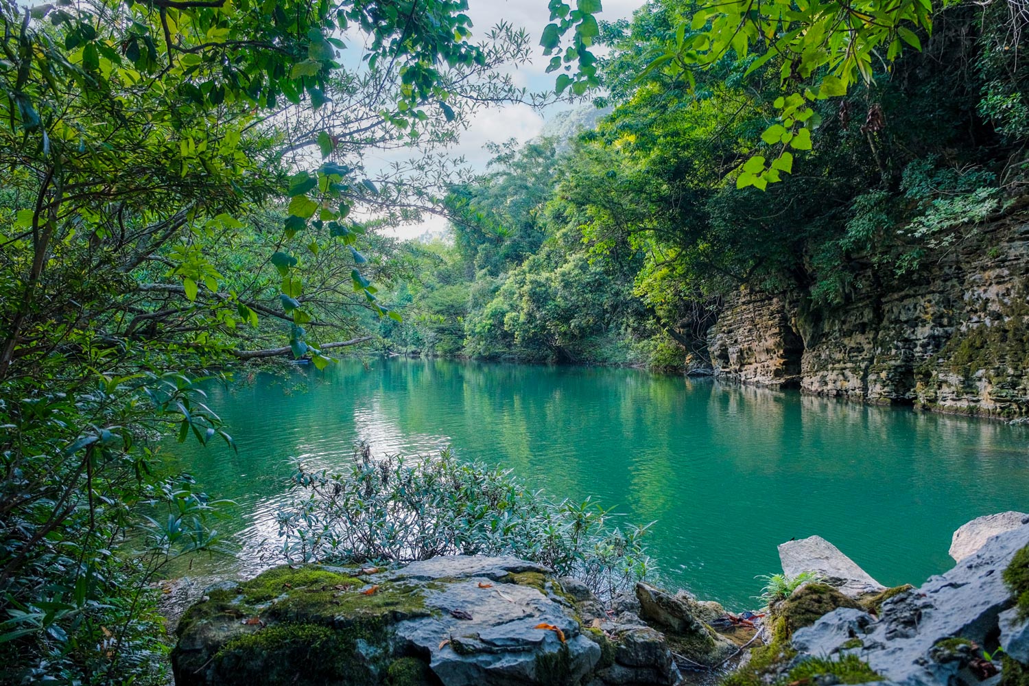 Khung cảnh hồ nước xanh mát cạnh khu cắm trại Hung Đụng.