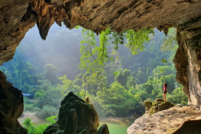 Green nature at To Mo Cave entrance.