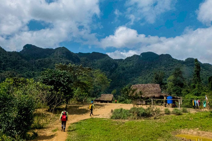 Du khách sẽ ghé thăm bản Đoòng vào sáng ngày đầu tiên của chuyến đi. Đây ngôi làng nhỏ của cộng đồng người dân tộc thiểu số Bru-Vân Kiều.