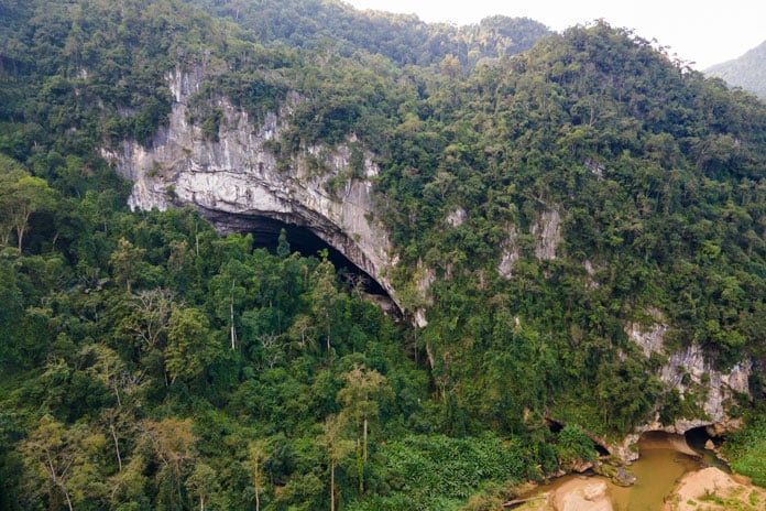 The entrance of Hang En Cave.