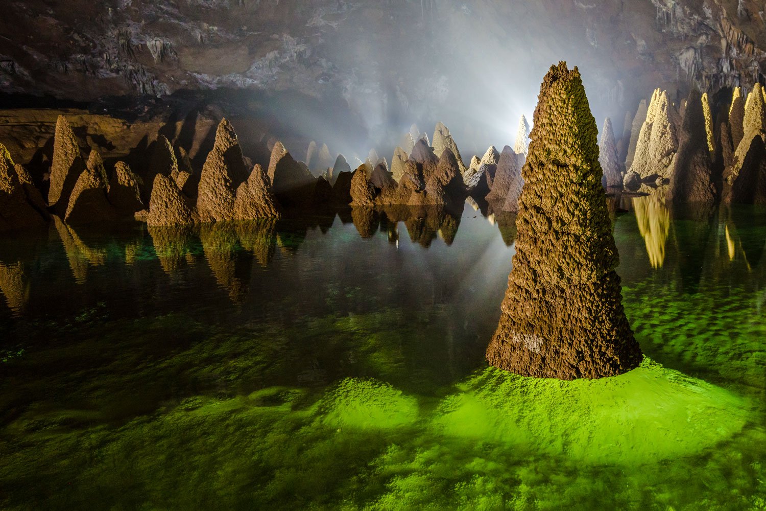 Spring is a great opportunity for visitors to admire the emerald green lakes containing stalagmite towers inside.