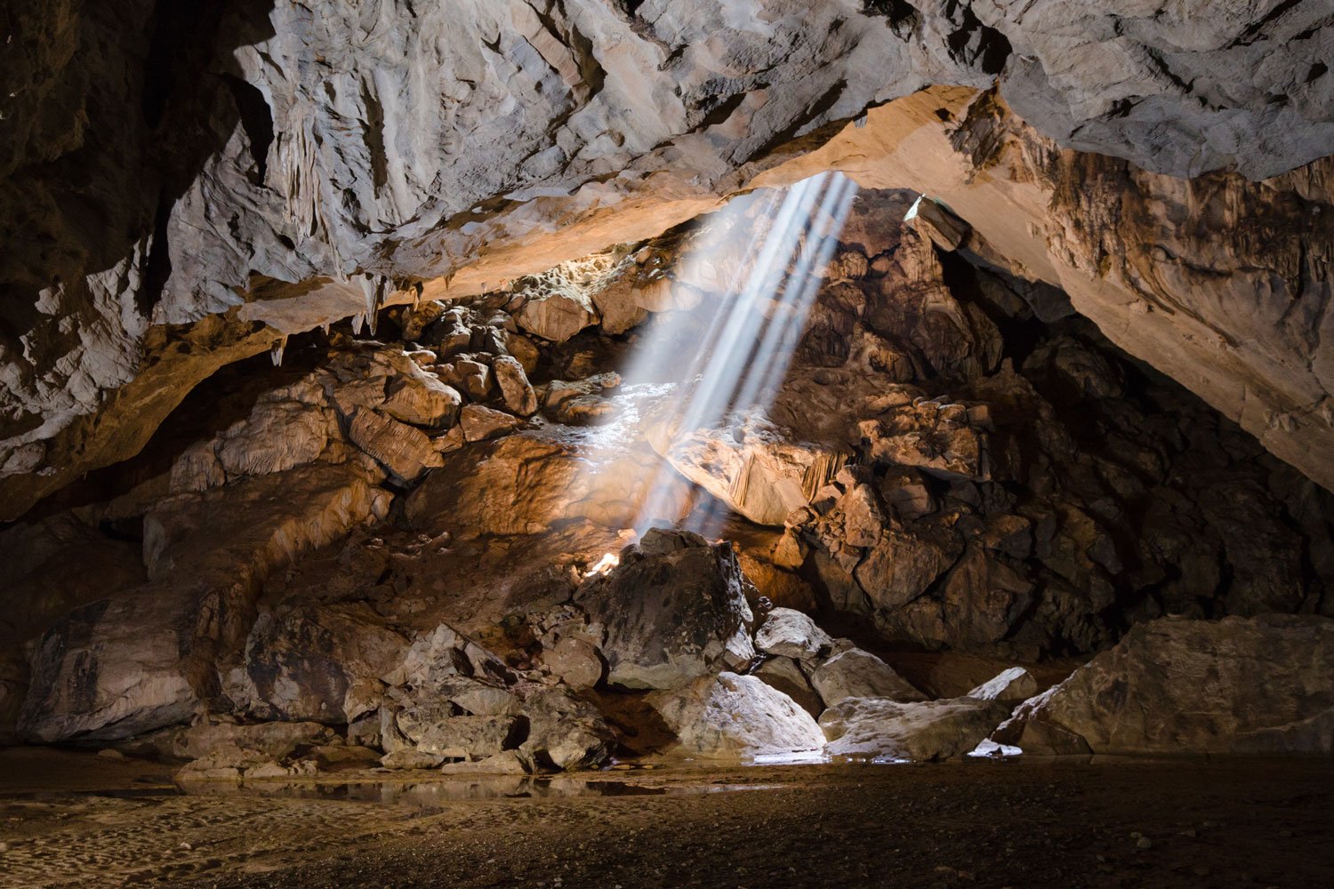You can enjoy the mystical rays of sunlight shining through the sinkhole of Nuoc Nut Cave during the spring season.