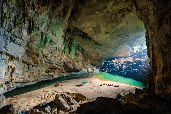 Trekking khám phá Hang Én - một trong những hang động lớn nhất thế giới.