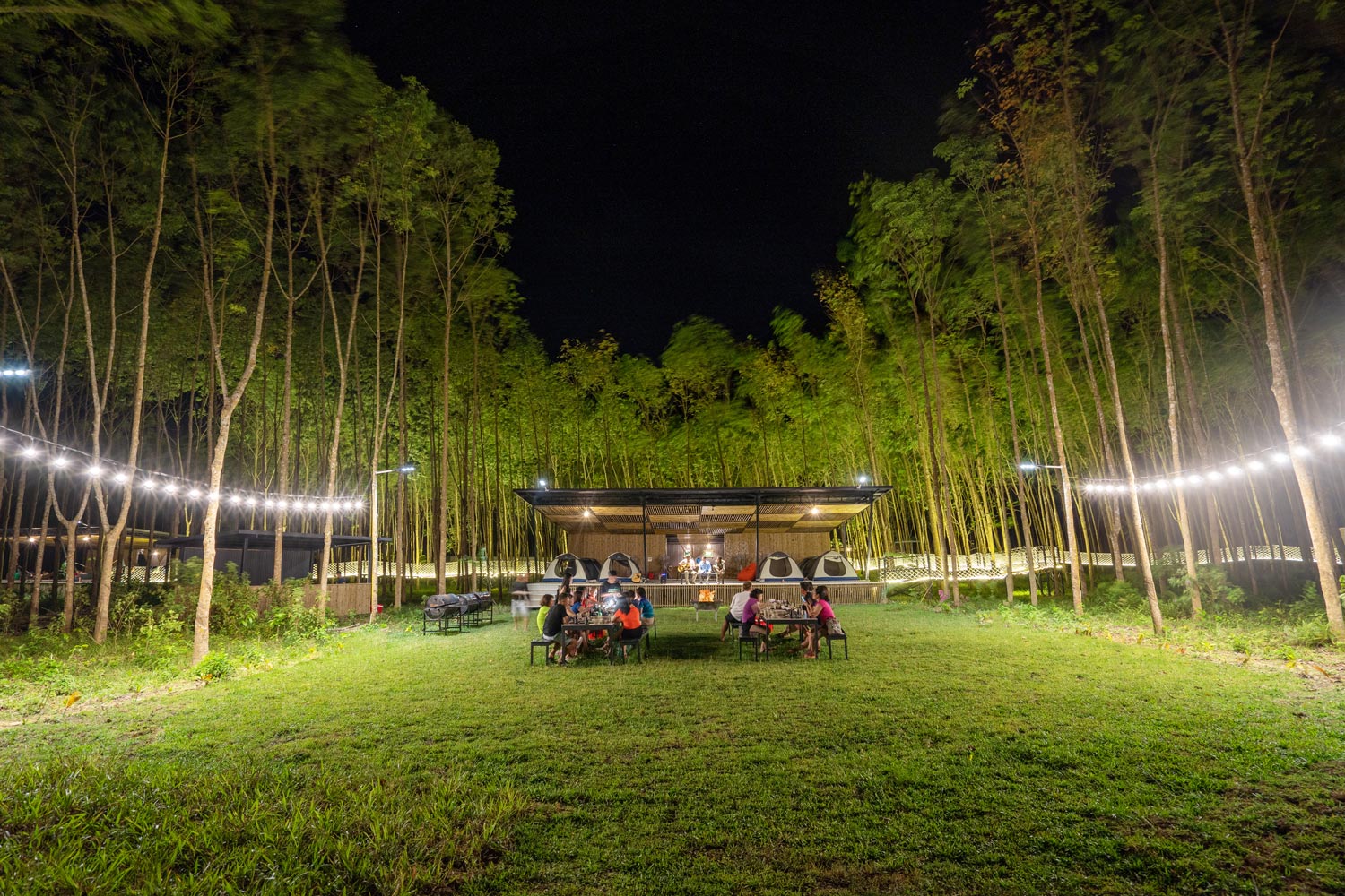 Thả mình vào sự bình yên và tận hưởng âm thanh của thiên nhiên, cắm trại qua đêm sẽ là trải nghiệm đáng nhớ trong chuyến đi của bạn.