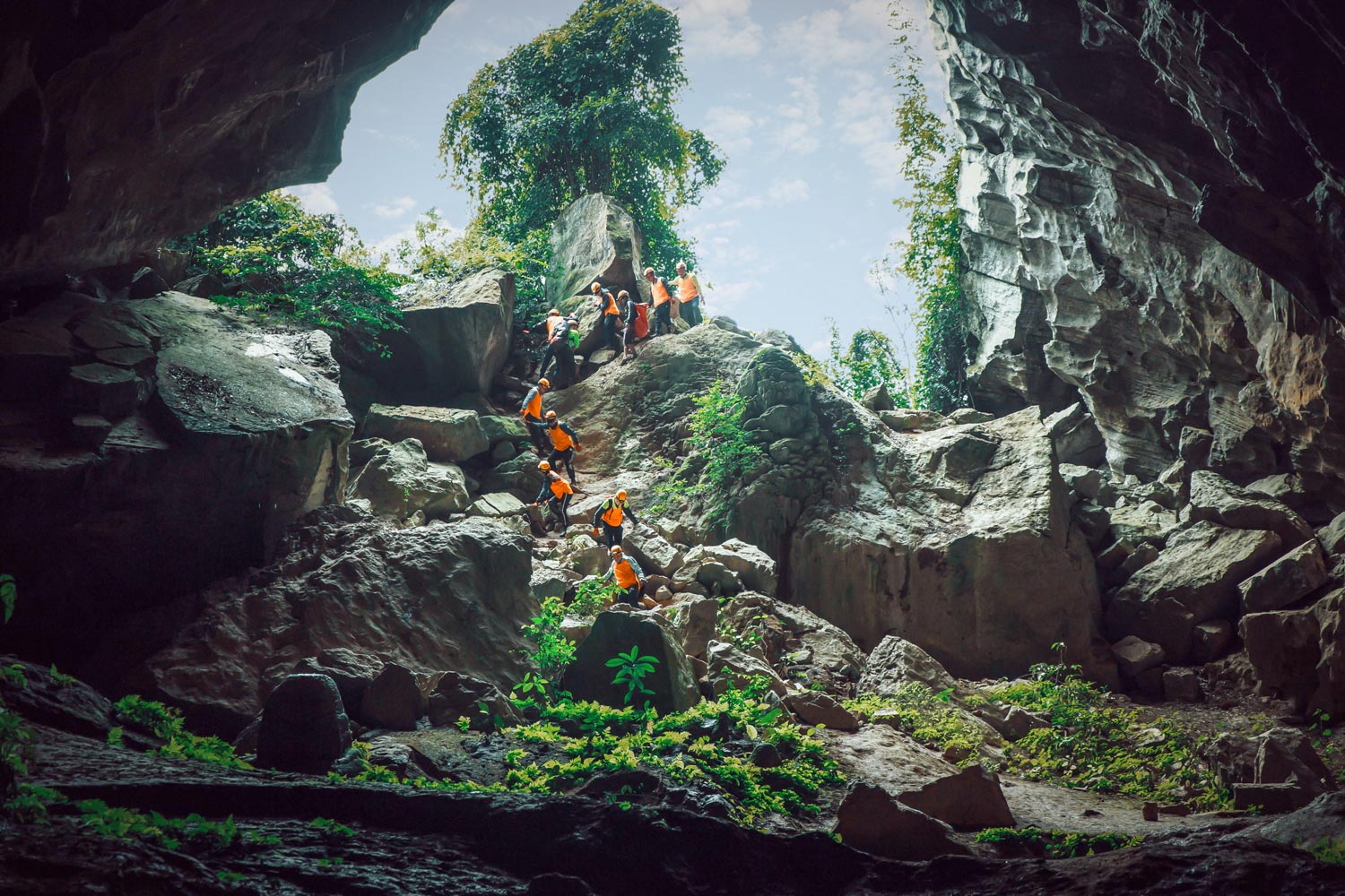 Bên cạnh lựa chọn lái ATV, du khách có thể chọn khám phá Hang Chuột./ Besides driving an ATV, visitors can also choose to explore Rat Cave.