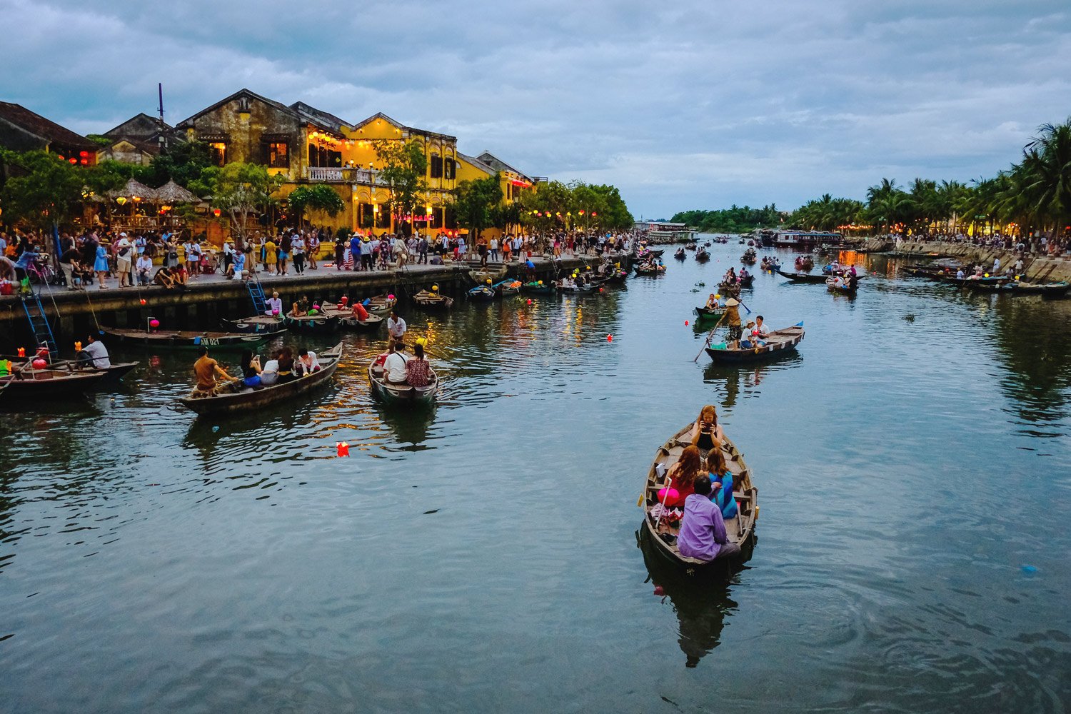 Visiting Hoi An and learning to make flower lanterns is an activity that attracts visitors.