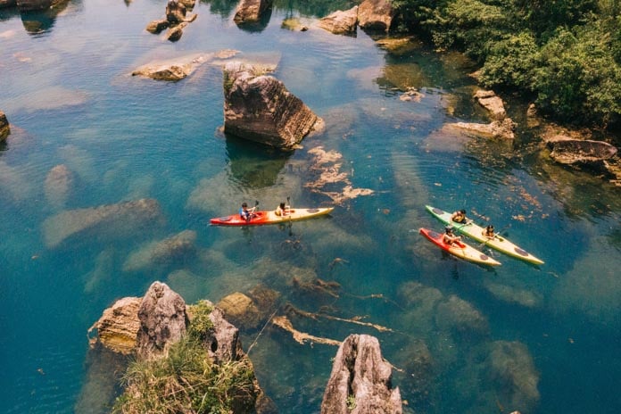 Enjoy the fresh air, admire the majestic mountain scenery when kayaking on the Chay River.