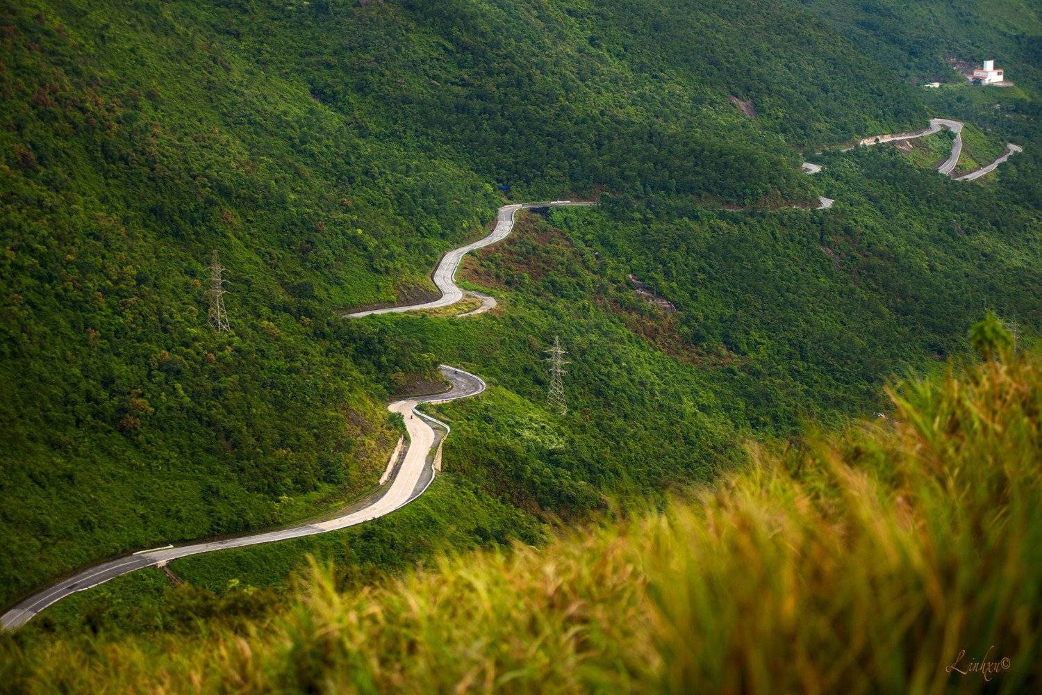 Hai Van Pass offers jaw-dropping views of mountains, coastlines, and surrounding landscapes.