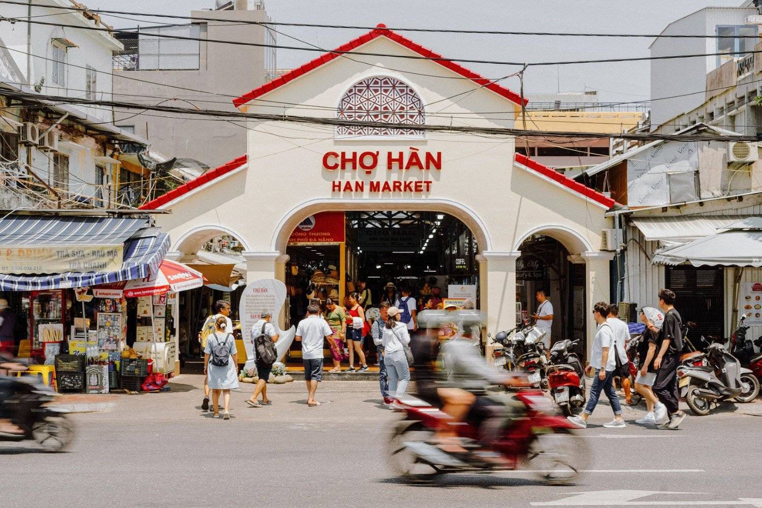Han Market is the place to stroll and discover unique local treasures and goods.