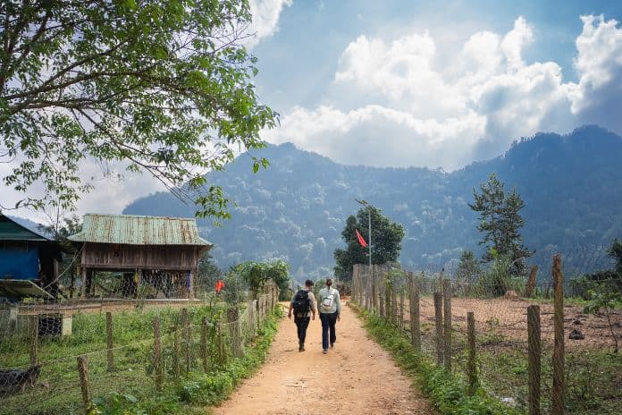 Du khách sẽ ghé thăm bản Đoòng vào sáng ngày đầu tiên của chuyến đi. Đây ngôi làng nhỏ của cộng đồng người dân tộc thiểu số Bru-Vân Kiều.